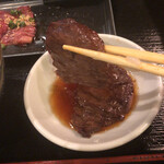 Yakiniku No Mikore - ハラミ肉をタレにつけて