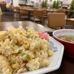 ぷらーなキッチン - 焼き飯。桜色のガリ(生姜の甘酢漬)が添えてある