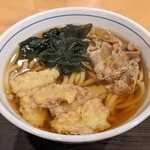 ウエストうどん  - 肉得うどん(肉、わかめ、ごぼう天) 690円