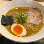 らーめん 三吉 - ひかり塩ラーメン
            塩ラーメンですが、節系の出汁が勝ってます。