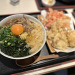 手打うどん 長谷沼 - 肉うどん並（わかめ卵トッピング）1,120円＋とり天170円、紅しょうがかき揚げ170円