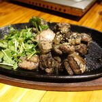 肴や だんじ - 鶏モモ炭火焼き(990円)