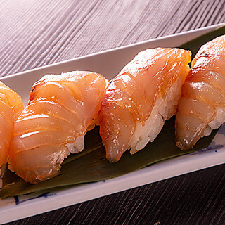 The island Sushi eaten with mustard and the addictive Kusaya are a must-try ◎Enjoy island-grown ingredients