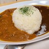 NO BREAD NO LIFE ＆ NO CURRY NO LIFE - あいがけカレー(税込700円)
黒の欧風カレーはスパイシーなスープカレー
赤のトマトチキンカレーは野菜がゴロゴロと入っており食べ応えがあります
らっきょう、福神漬け、ガーリックチップはセルフです