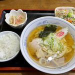 大関 - ラーメン（醤油）…730円＋もつ煮セット（お新香、ライス付き）…＋300円