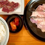 Nomura Shokudou - の食セットのホルモン、カクテキ、ライスとハツ