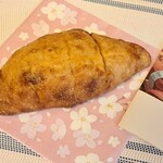 ジュウニブンベーカリー - 白い明太フランス　これはまぁまぁ食べ応えあるサイズ