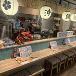 Okinawa Sakaba Junimaru - カウンターで調理を眺めながら、一杯！お1人でも楽しめます。