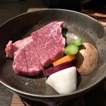 界 アンジン - 牛フィレ肉と季節野菜の鉄鍋焼き