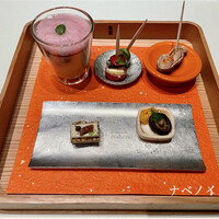 ナベノ-イズム - アミューズ。左奥から時計回りに、ラフランスのガスパチョ(カシスが含まれています)、セグロイワシの酢漬けやオリーブのピンチョス、茹で落花生、大心堂さんや種亀さんとのコラボスナックです。 ナベノ-イズム - アミューズ。左奥から時計回りに、ラフランスのガスパチョ(カシスが含まれています)、セグロイワシの酢漬けやオリーブのピンチョス、茹で落花生、大心堂さんや種亀さんとのコラボスナックです。