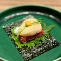 焼肉うしごろ 銀座店 - 北海道産帆立と牛の手巻き 生からすみ添え