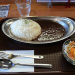 Wスパイス - カレーは甘口ながらコクは充分です。ランチタイムでミニサラダ付きです。