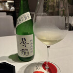 さん 六本木店 - 館林の銘酒が四銘柄。最初は純米。氷温二年貯蔵とのことで、沢庵のような熟成香が漂います。水のように飲み口の優しい日本酒の多い中、このストラクチャーは好き