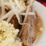 ラーメン二郎 - 豚の厚み