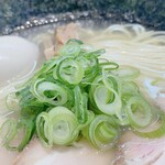 上方レインボー - 冷製イリコそば塩大盛り、味玉アローカナ