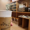 オブスキュラ コーヒー ロースターズ 本通 - 店内内装は木材を多様した安らげるスペース、ベンチシートが8席あります
世界中のコーヒー農園を直接訪れて買い付けた特別な品質の珈琲豆を自家焙煎で「深煎り・中煎り・浅煎り」と焙煎度合いを分けています