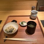 割烹 にしい - 何が入っていたのか記憶に無いぐらい飲んでましたが、海藻のお味噌汁と香の物、ほうじ茶を一緒に楽しめ美味しい〆となりました　おにぎりにしていただき翌朝のWBC決勝戦みながら頬張って早々に横浜への帰路に