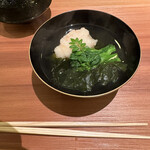 割烹 にしい - 海老しんじょうのお吸い物だったかな　春を感じさせてくれる旬菜、海藻の香りが印象的でした