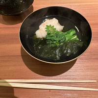 割烹 にしい - 海老しんじょうのお吸い物だったかな　春を感じさせてくれる旬菜、海藻の香りが印象的でした