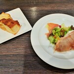 イタリア酒場リーガルリゴレット - 温かいフォカッチャは表面がサックサクで素朴な粉の風味、生ハムのサラダ付き