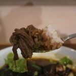 ケムリ食堂 - 牛スジ月見スープカレー(50辛＋鬼けむり)リフトアップ