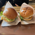彩のやかた - ハンバーガー(チキン)、ハンバーガー(川崎牛コロッケ) 各550円