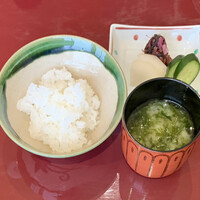 日本料理 大和屋さんげん 大阪梅田ヒルトンプラザ・ウエスト店 - 白ごはん、香の物、味噌汁