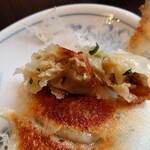 中華料理 佰吉 - 熱々でカリッと焼かれてる羽つき餃子。
美味しい味わいの餃子だった。