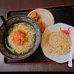 中華料理 佰吉 - 職人さん注文の
●キムチラーメン＋炒飯＋唐揚げ2個　850円

キムチラーメンのすきとおったスープ、
見るからに旨そう？（笑）