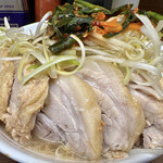 ラーメン二郎 - 小ぶた（980円）＋ネギ（100円）＋ニラキムチ（100円）＋味付玉子（100円）、ニンニクコール