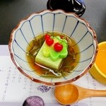 先附（グリーンピース豆腐）