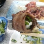 鹿児島ラーメン 真琴 - 塩タンは、刻み葱をくるんで食べます