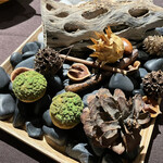 sincere - 小菓子　この中に小菓子が3種隠れています。　食べきれずテイクアウトしました。快く応じてくれたスタッフさんに感謝。