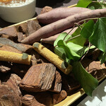 sincere - アミューズ① 焼き芋のチュイル　中央のスティック状のもの。