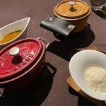 sincere - ストウブご飯２種　注文以外では、ツキノワグマのコンソメ、牡蠣のムニエル、なかやま牛タルタル、白エビのフリット、と全部が魅力的。