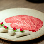 USHIGORO S. - 厳選赤身焼きしゃぶ、春野菜添え ウド、木の芽、芹