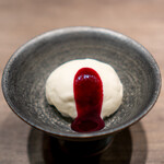 USHIGORO S. - レアチーズアイスブルーベリーソース