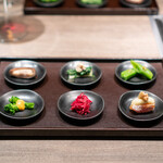 USHIGORO S. - 北海道産原木しいたけ炭火焼き 京菜の胡麻和え、くみ湯葉添え 千葉県産スナップエンドウと柚子胡椒 千葉県産菜の花の黄身酢添え 茨城県産ビーツと塩昆布和え 市田柿とエシレバター