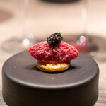 USHIGORO S. - キャビアと和牛の燻製タルタル