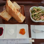 cafe petit pas - 厚切りバタートースト　300円