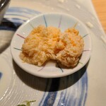 Saketo Sakana Mikoshi Tsuruichi - お通し②薄味焚き真鯛の真子
                        産卵期を迎えた真鯛の卵を薄味で焚いたもの
                        仕上がりが少し水分が多い気もしますが、味付けは濃過ぎず良い感じ
                        丁寧な仕込みをされています