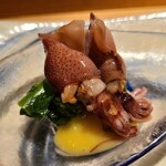 Saketo Sakana Mikoshi Tsuruichi - お通し①茹で蛍烏賊、菜の花、酢味噌添え
                        今年の富山湾は蛍烏賊が記録的な大不漁
                        島根県～兵庫県に掛けてのものかな？
                        ワタのほろ苦さと身の甘み、春の訪れを感じます