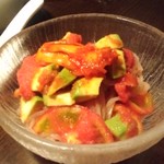 天空焼肉 星遊山 - フルーツトマトとアボカドのピリ辛冷麺