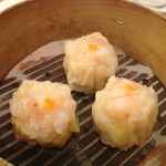 中国飯店 富麗華 - 蟹玉子のせシューマイ