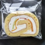 パリの洋菓子 - フルーツロールケーキ