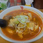 市場食堂 - ハイ、登場！わたしの「カルビラーメン」(¥680-税込)どぇーす。刻み葱が美しい。辛そうな色しているけどわたしは辛いのが好きなので大丈夫です。20歳代の頃TABASCOを1本近く飲んだことがあります。