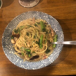 横須賀夜市 - ベーコンと玉ねぎと菜の花のペペロンチーノ