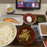 すき家 - 鮭納豆定食（2023年3月24日撮影）