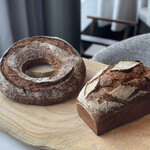 エスキス - パンドカンパーニュ　香ばしさの中に酸味が隠されたセージのパン