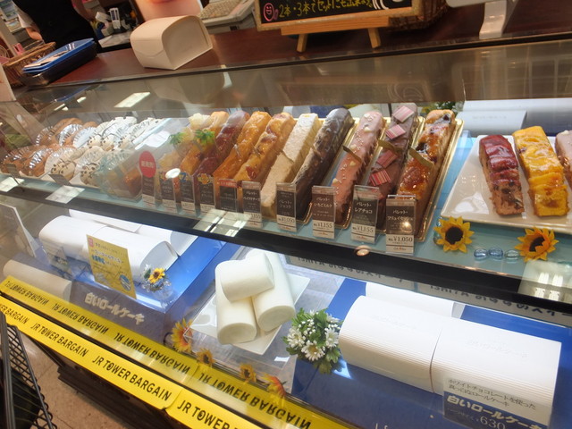 純白の 白いロールケーキ をいただいて イシヤショップは 白い恋人で有名な石屋製菓のお店 By 食べ過ぎ太り過ぎ イシヤショップ 札幌ｅｓｔａ店 Ishiya Shop 札幌 ｊｒ ケーキ 食べログ
